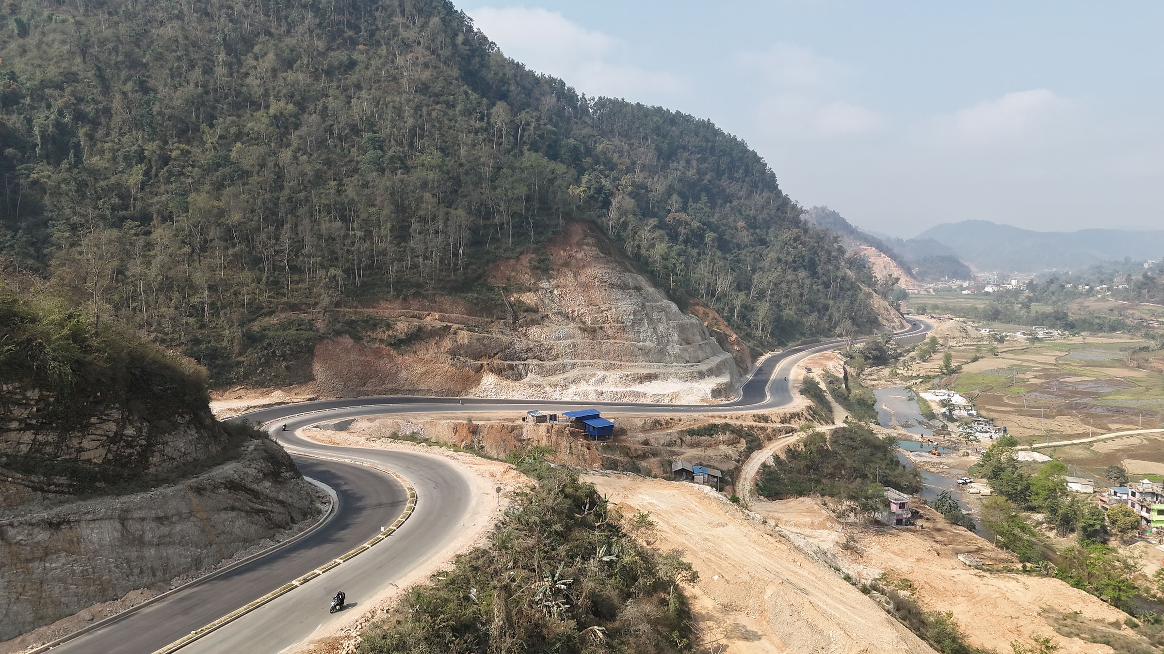 मुग्लिन–पोखरा सडकः पूर्वीखण्ड तयार, पश्चिममा तीन पटक म्याद थप्दा ७५ प्रतिशत काम, अझै हटेनन् विद्युत् पोल र स्थायी संरचना